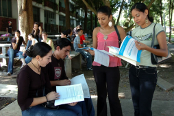 Solo hay 50 cupos para 725 aspirantes en la Unah-vs