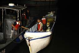 Fuerza Naval rescata a dos pescadores varados en alta mar