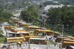 Transportistas son multados por llevar pasajeros de pie