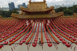 Los chinos reciben Año de la Serpiente con augurios de sabiduría y prudencia