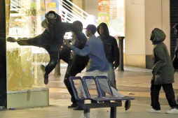 Violencia e histeria en disturbios en Londres