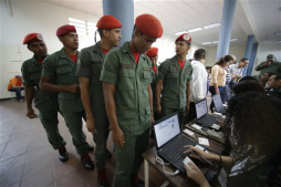 Venezolanos acuden a votar en masa entre Chávez y Capriles