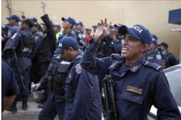 Honduras: suspendidos 100 policías por huelga