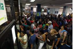 Caos y desmayos en el Seguro Social por nuevo sistema de citas