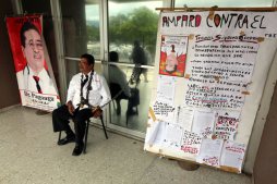 Médico se encadena para exigir inscripción de su candidatura