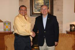 Presidente Lobo dialoga con senador Menéndez
