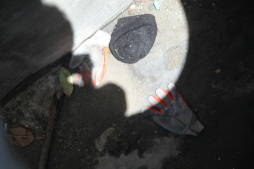 Por dos boquetes y durante la lluvia saquearon evidencias