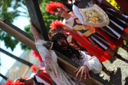 Católicos se preparan para Semana Santa con un papa argentino
