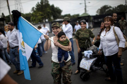Exigen frente a la cárcel la liberación de Ríos Montt