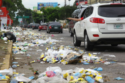 Toneladas de basura quedan en Circunvalación tras Carnaval