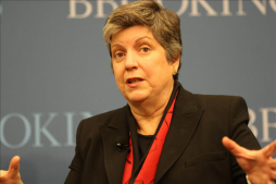 Napolitano renuncia como secretaria de Seguridad en pleno debate migratorio