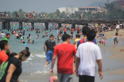 Honduras: Veraneantes abarrotan las hermosas playas de Tela