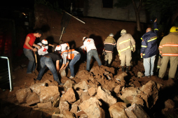 Deslave sepulta a familia y mata a dos hermanos