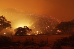 Impresionante incendio forestal en el sur de California