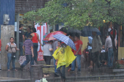 Fuerte lluvia cae sobre toda la zona norte y oriente de Honduras