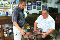 El Señor de las monturas trabaja el cuero desde que era niño