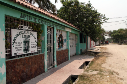 Cierran escuela donde trabajaba maestra que olvidó a niño dentro de carro
