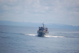Armada colombiana retiene a un pesquero hondureño que entró en sus aguas
