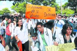 Protestan porque ya no serán doctores, sino licenciados