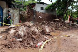 Deslave sepulta a familia y mata a dos hermanos