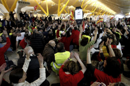 Trabajadores de Iberia se toman terminal de Barajas