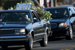 Despiden a heroína que dio la vida por sus alumnos en Newtown