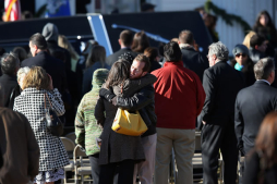 Despiden a heroína que dio la vida por sus alumnos en Newtown