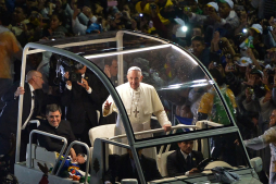 Papa Francisco aclamado por 1,5 millones en Copacabana