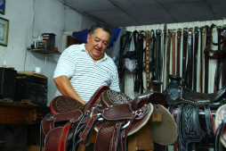 El Señor de las monturas trabaja el cuero desde que era niño