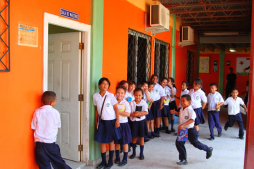 Un mes esperando aulas tecnológicas