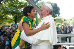 Publican imágenes inéditas del Papa Francisco en Brasil