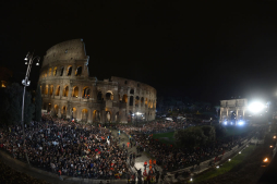 El papa Francisco preside en Roma su primer Vía Crucis