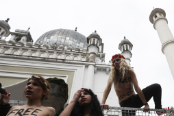 Muestran sus pechos en protesta por violencia a mujeres