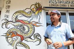 En mototaxis se pasean héroes y bandidos por obra de ingenioso pintor