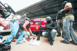 En allanamiento antidrogas decomisan marihuana y una escopeta