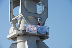 Un padre divorciado se atrinchera en una grúa para pedir poder ver a su hijo