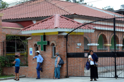Un cura francés regala un hospital de lujo a los pobres de Honduras