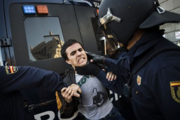 Choque entre policías y manifestantes en protestas en España