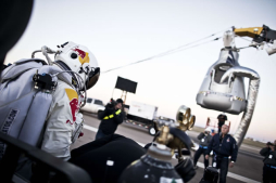 Felix Baumgartner tocó tierra tras saltar desde las puertas del cielo