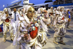 Will Smith visita favela y se une a legión de celebridades en Carnaval de Río