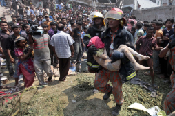 Se derrumba edificio en Bangladesh; 124 muertos