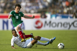 'Chicharito' hizo que Maynor Figueroa la pasara mal