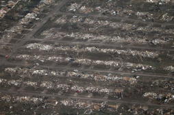 Socorristas corren para hallar sobrevivientes del tornado de Oklahoma