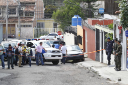 Desde carros lanzan dos cadáveres en Tegucigalpa