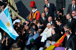 Marea humana cubre la Plaza de San Pedro