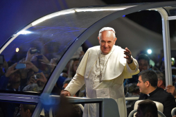 Papa Francisco aclamado por 1,5 millones en Copacabana