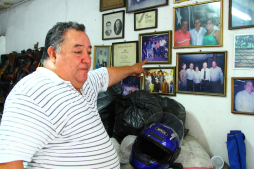 El Señor de las monturas trabaja el cuero desde que era niño