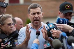 Tío de sospechoso de Boston de atentados en Boston le llama a entregarse