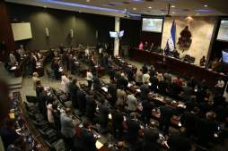 Culpan a seguridad por fracaso de depuración de policía de Honduras