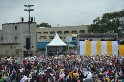 En una favela, el Papa reclama inclusión social y alienta contra la corrupción
